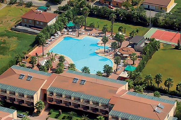 A 1,5 km dalla spiaggia, con navetta