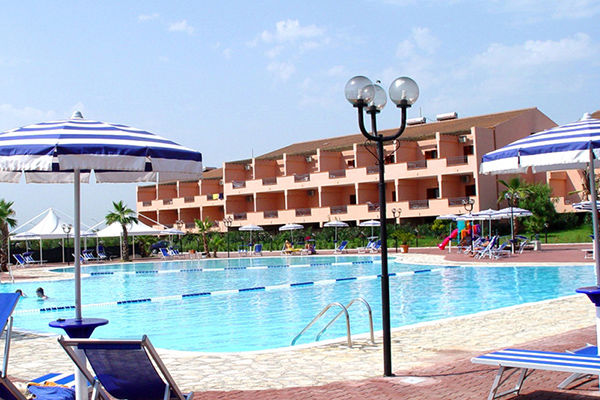 A 1,5 km dalla spiaggia, con navetta