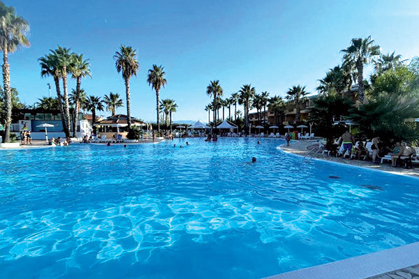 A 1,5 km dalla spiaggia, con navetta