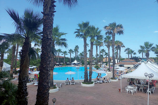 A 1,5 km dalla spiaggia, con navetta