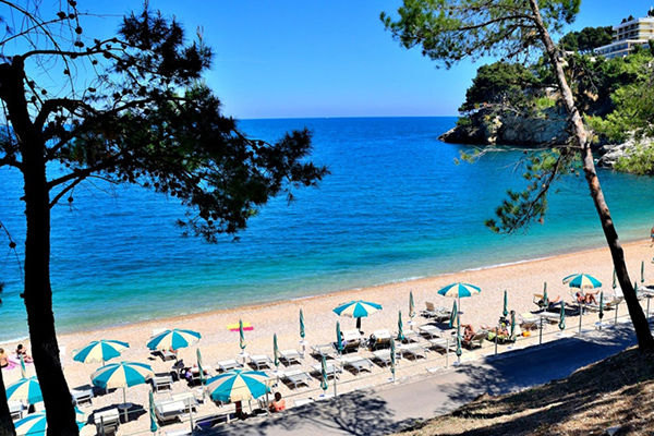 Nel cuore del Gargano, sul mare smeraldino