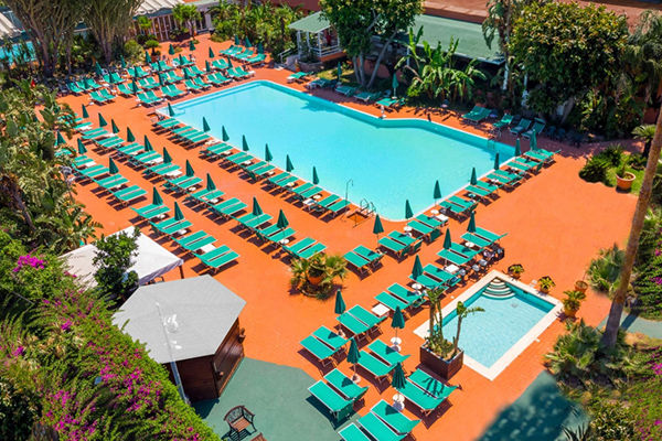 In stile moderno, a 200 metri dalla spiaggia