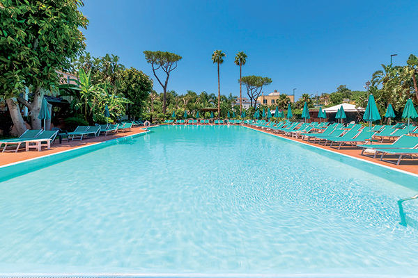 In stile moderno, a 200 metri dalla spiaggia