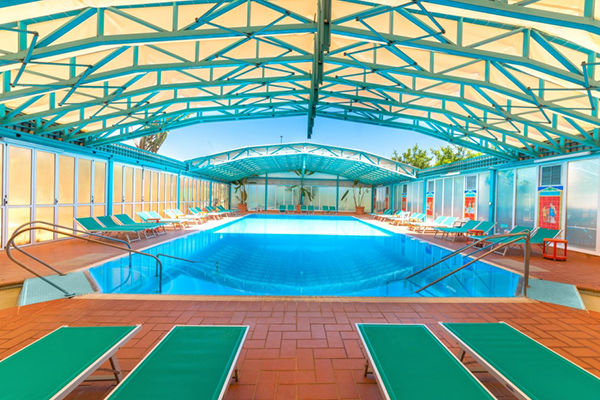 In stile moderno, a 200 metri dalla spiaggia