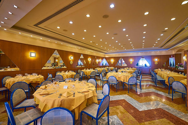 In stile moderno, a 200 metri dalla spiaggia