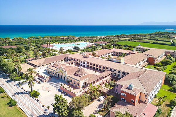 Ampio parco piscine e spiaggia a 150 metri