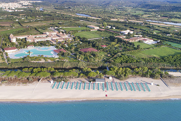 Ampio parco piscine e spiaggia a 150 metri