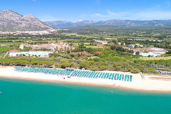 Ampio parco piscine e spiaggia a 150 metri