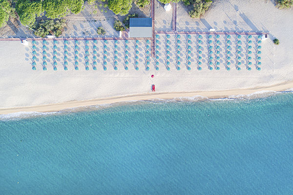 Ampio parco piscine e spiaggia a 150 metri