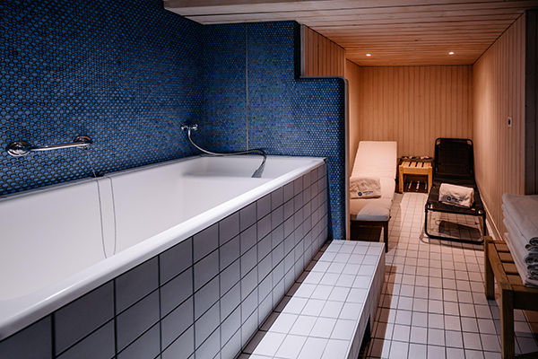 Di fronte al centro congressi di Davos