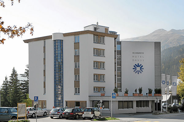 Di fronte al centro congressi di Davos