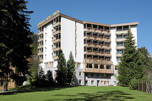 Di fronte al centro congressi di Davos