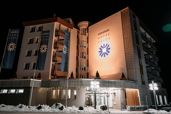 Di fronte al centro congressi di Davos