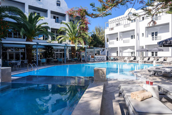 DI FRONTE ALLA FAMOSA SPIAGGIA VULCANICA DI KAMARI