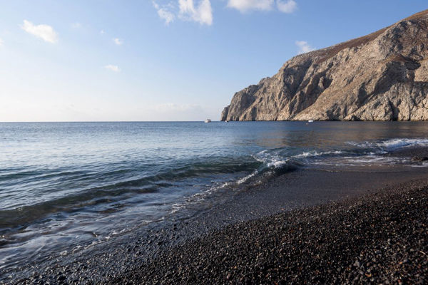 DI FRONTE ALLA FAMOSA SPIAGGIA VULCANICA DI KAMARI