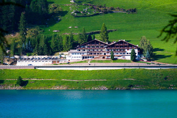 Sulle sponde del lago di Vernago