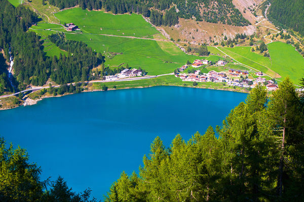 Sulle sponde del lago di Vernago