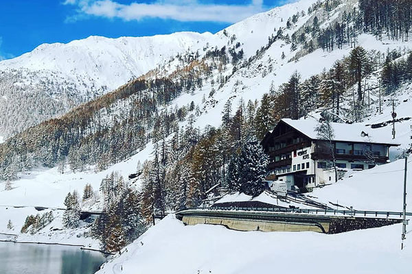 Sulle sponde del lago di Vernago