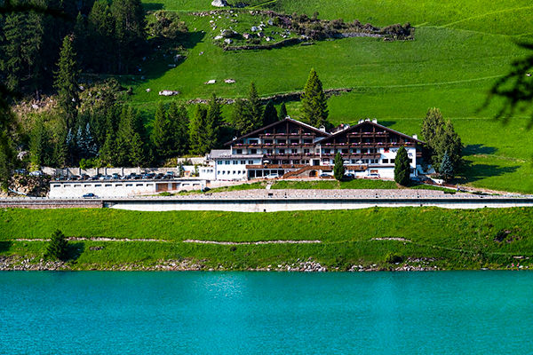 Sulle sponde del lago di Vernago
