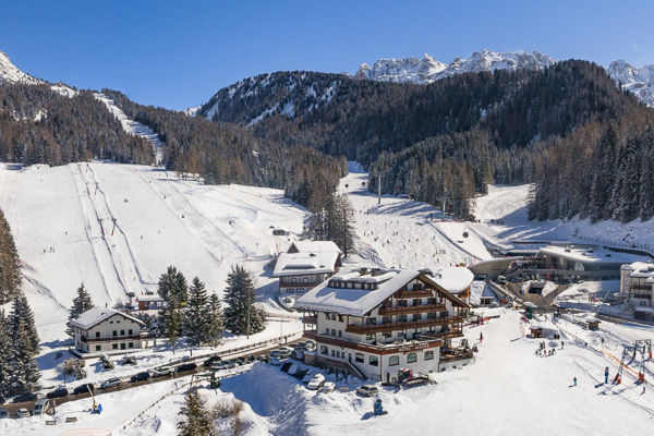 Ai piedi delle Dolomiti, direttamente sulle piste da sci