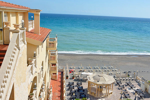 Fronte mare con servizio spiaggia incluso