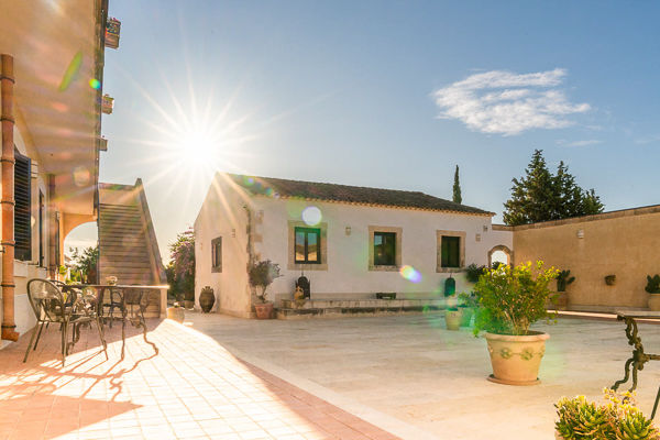 Antica masseria siciliana nell'oasi di Vendicari