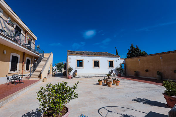 Antica masseria siciliana nell'oasi di Vendicari