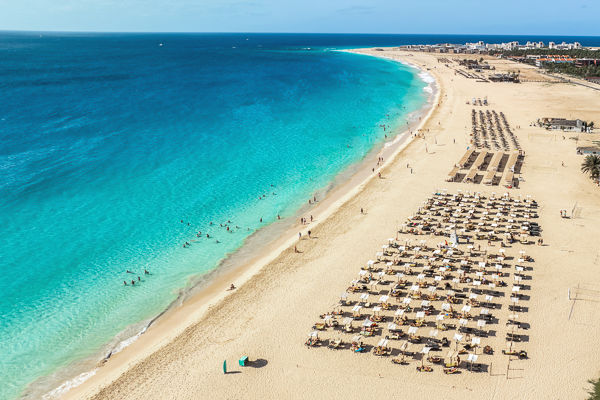Spiagge infinite con sabbia finissima e mare dai colori caraibici