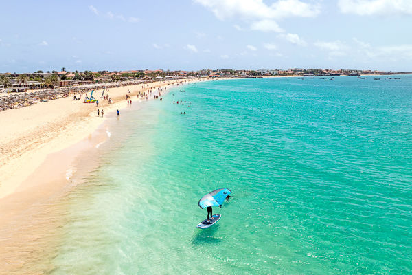 Spiagge infinite con sabbia finissima e mare dai colori caraibici