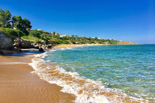 A 700 metri dalla splendida spiaggia di Baia di Capo Bianco