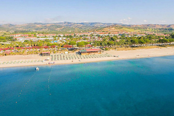 Villaggio panoramico tra gli uliveti affacciato sul Golfo di Squillace