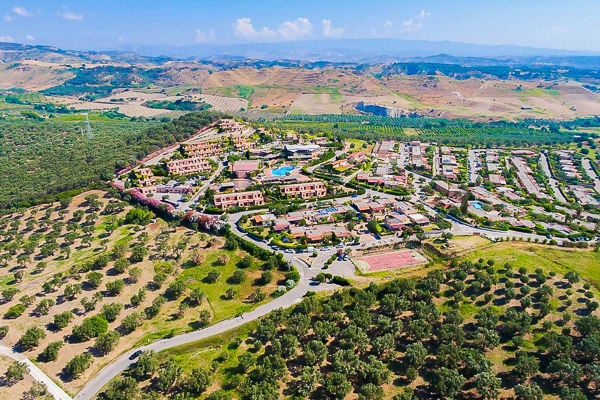 Villaggio panoramico tra gli uliveti affacciato sul Golfo di Squillace