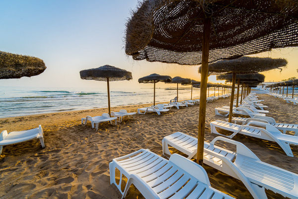 Affacciato sul mare della Sicilia barocca, tra spiagge dorate e borghi senza tempo