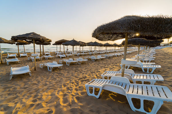 Affacciato sul mare della Sicilia barocca, tra spiagge dorate e borghi senza tempo