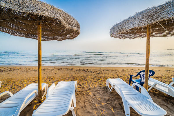 Affacciato sul mare della Sicilia barocca, tra spiagge dorate e borghi senza tempo
