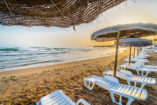 Affacciato sul mare della Sicilia barocca, tra spiagge dorate e borghi senza tempo