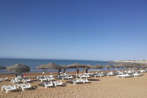 Affacciato sul mare della Sicilia barocca, tra spiagge dorate e borghi senza tempo