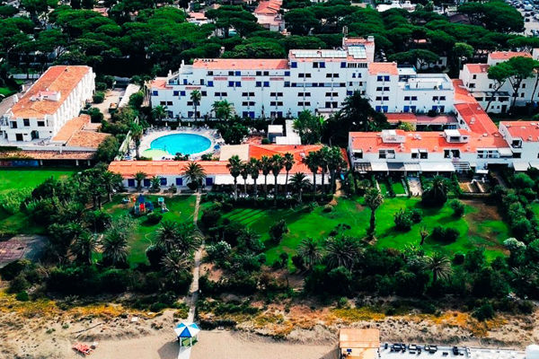 Affacciato sulla spiaggia di Baia Domizia
