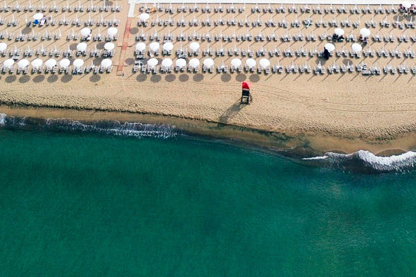 Affacciato sulla spiaggia di Baia Domizia