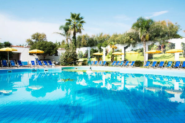 Affacciato sulla spiaggia di Baia Domizia