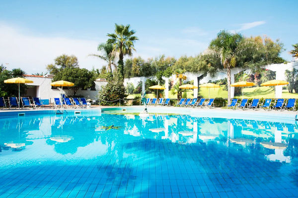 Affacciato sulla spiaggia di Baia Domizia