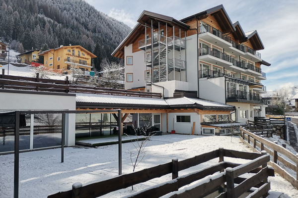 Circondato dalle vette della Val di Fassa