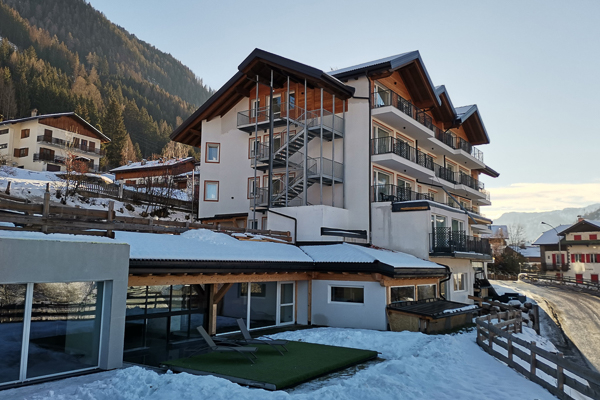 Circondato dalle vette della Val di Fassa