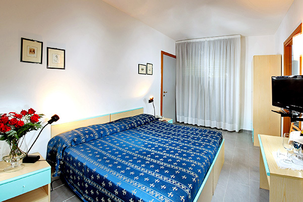 HOTEL HELVETIA - Lignano Sabbiadoro Nel cuore della vivace Lignano Sabbiadoro