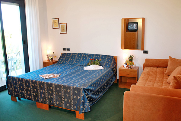 HOTEL HELVETIA - Lignano Sabbiadoro Nel cuore della vivace Lignano Sabbiadoro
