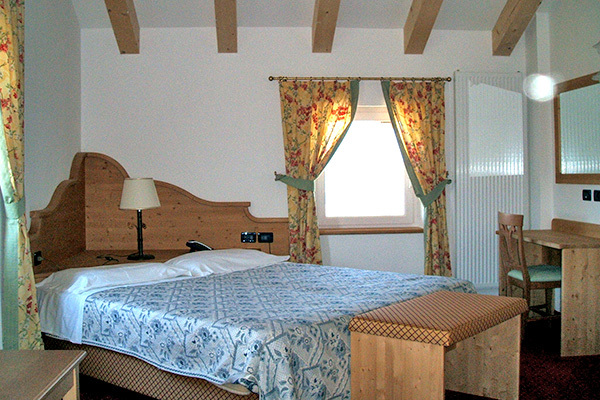 HOTEL STELLA DELLE ALPI 3*S - Ronzone (TN) Tipico stile alpino in Val di Non