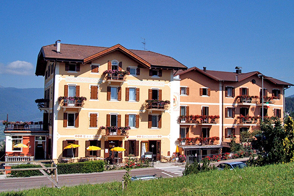 HOTEL STELLA DELLE ALPI 3*S - Ronzone (TN) Tipico stile alpino in Val di Non
