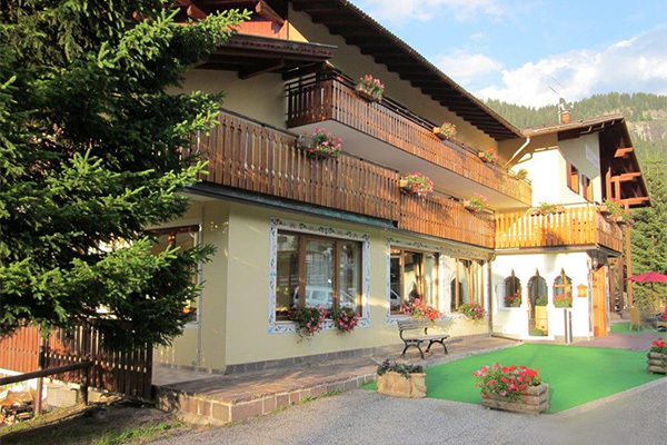HOTEL VILLA EMMA - Canazei Canazei Chic & Cheap