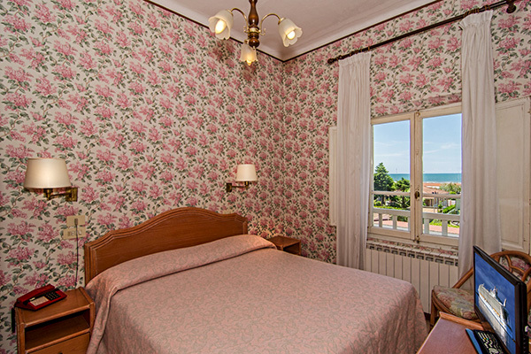 HOTEL VILLA FLORES - Marina di Pietrasanta A pochi passi dal mare di Marina di Pietrasanta
