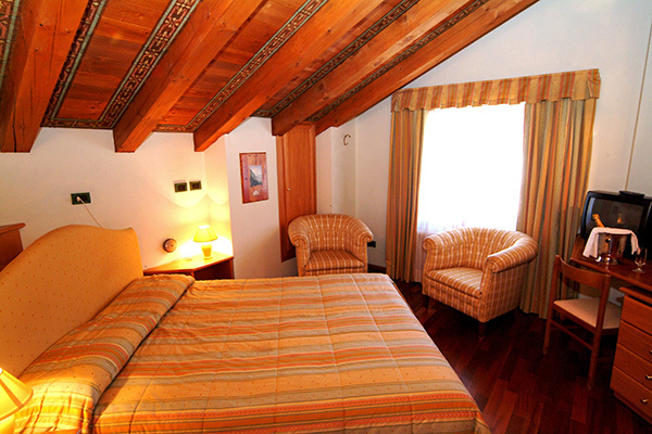 HOTEL ITALIA 3* - Brusson (AO) In posizione tranquilla, ideale per famiglie